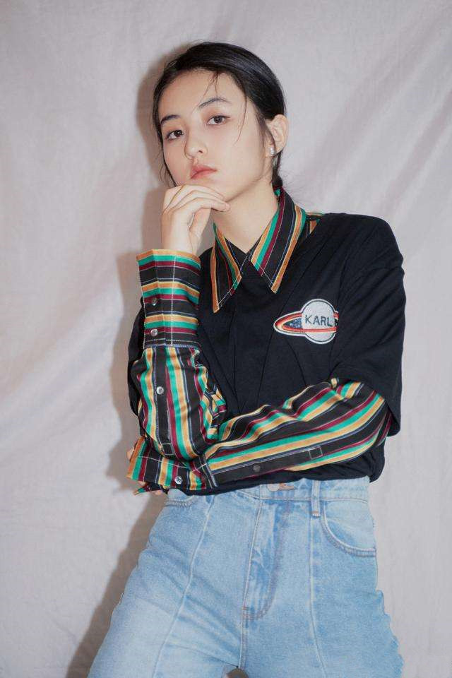 张子枫黑金撞色吊带裙高跟鞋,张子枫红色吊带裙造型图片