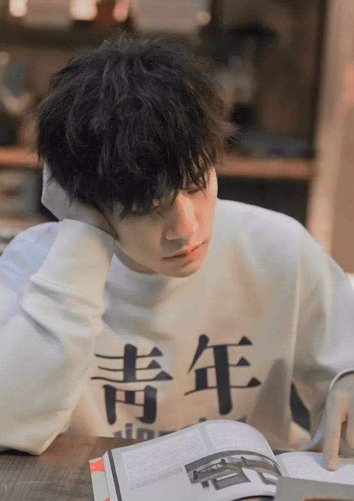 易烊千玺从小鲜肉到晋升影帝,易烊千玺的流量惊呆老前辈