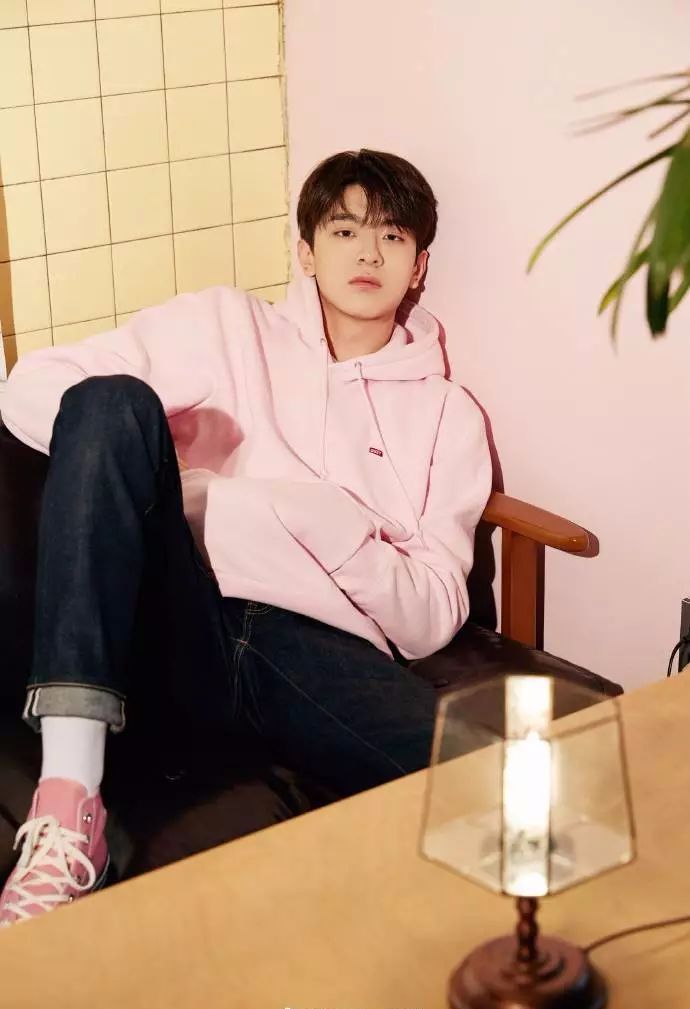 林一匡威同款,林一西装匡威