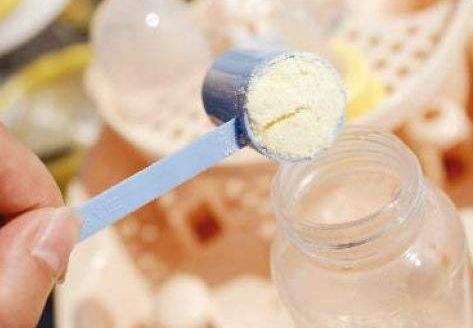 为什么奶粉勺子底都有洞,为什么奶粉勺下面要留两个小孔