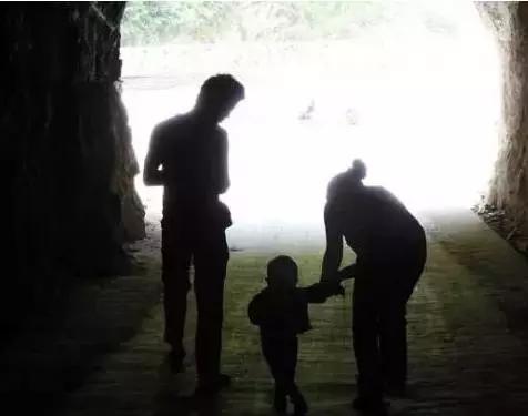 嫁给开挖掘机男人的好处,搞挖机的男人值不值得嫁