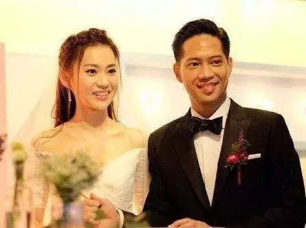 23岁女明星拒绝牛津大学，选择嫁入豪门，8年后过着这样的生活