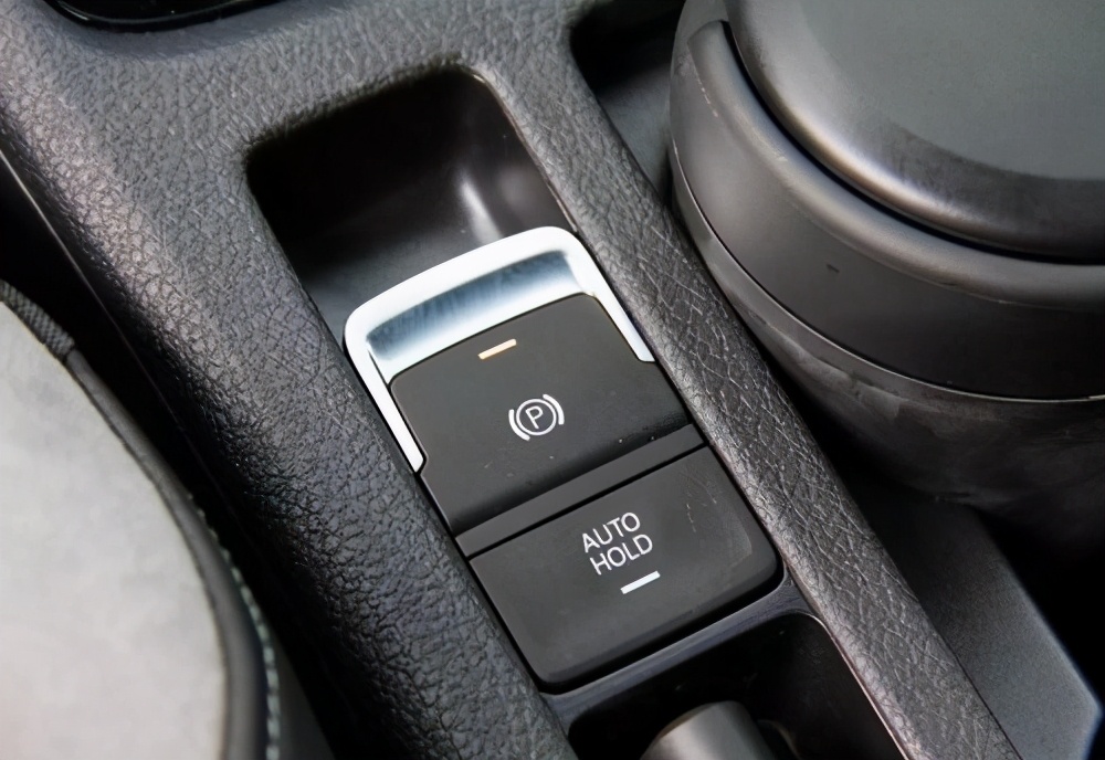 溜车了先踩刹车还是拉手刹,遇见溜车时是先拉手刹还是踩脚刹