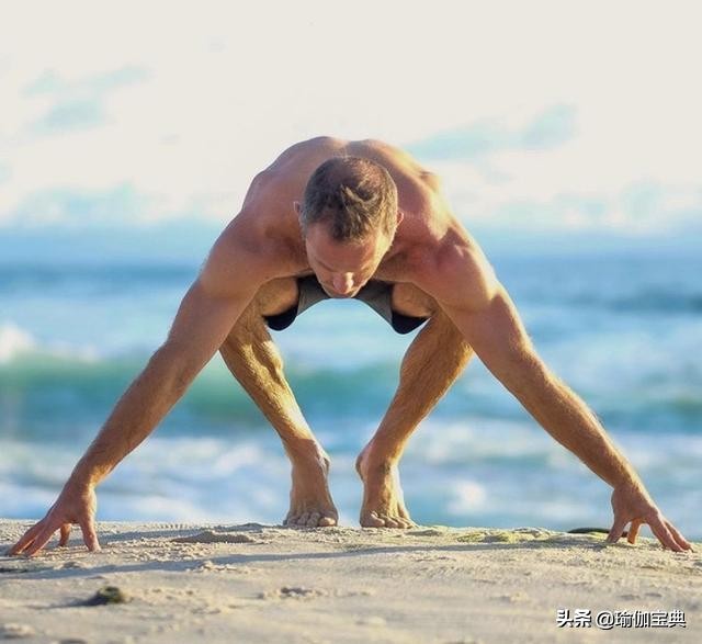 瑜伽每天必练8个动作60岁,瑜伽每天必练8个动作50岁
