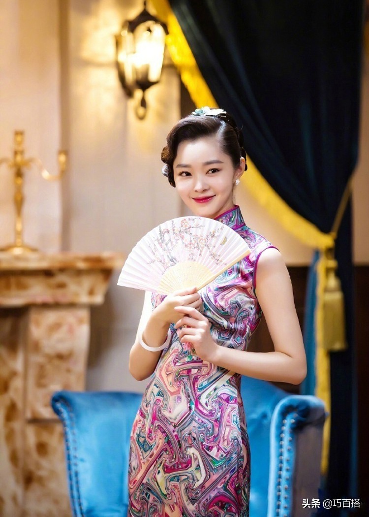 宋轶身着星空裙露出美丽天鹅颈,宋轶白色纱裙造型亮相品牌活动