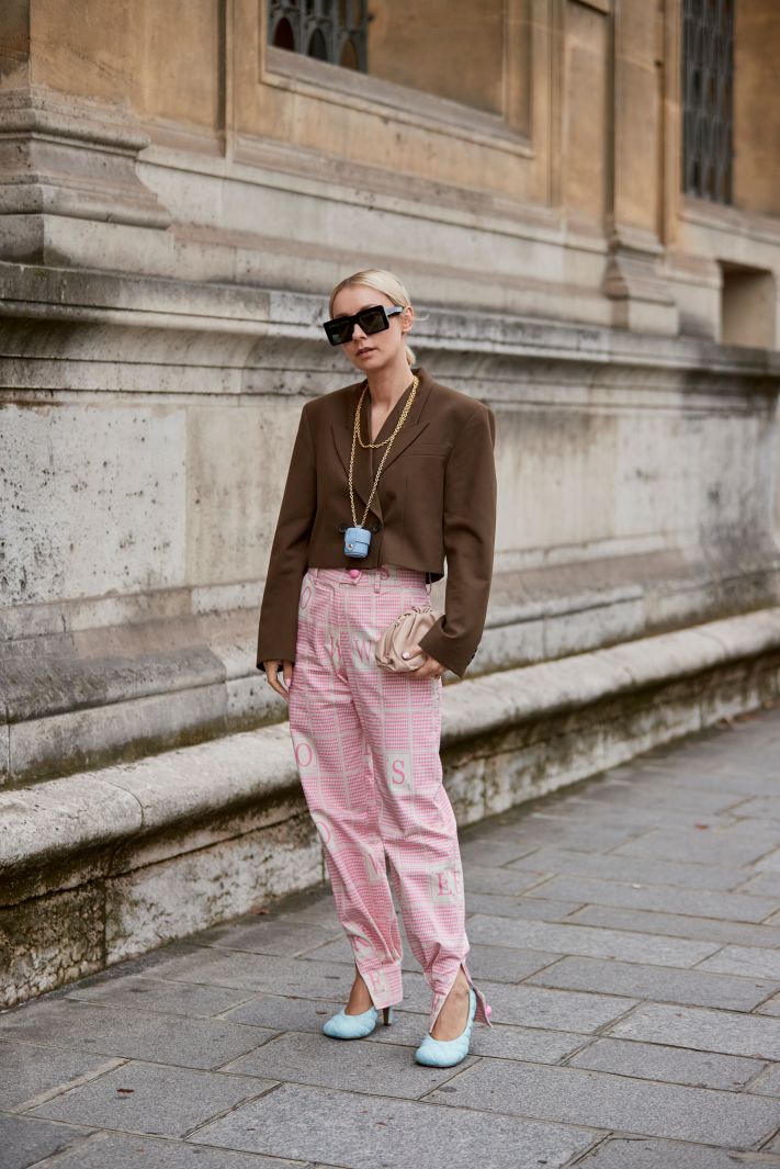 巧克力色中长款搭配,巧克力色搭配什么颜色内搭好看