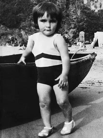 伊丽莎白泰勒去世时儿女在身边吗,伊丽莎白泰勒为什么离婚两次