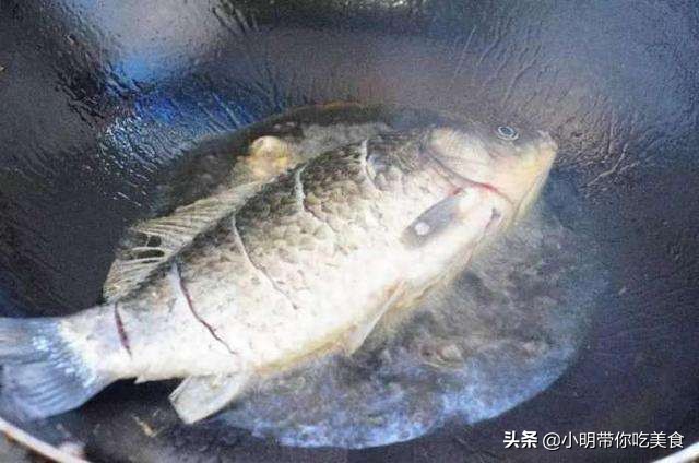 炖鱼放什么调料汤白又好吃,炖鱼怎么炖才能发白汤