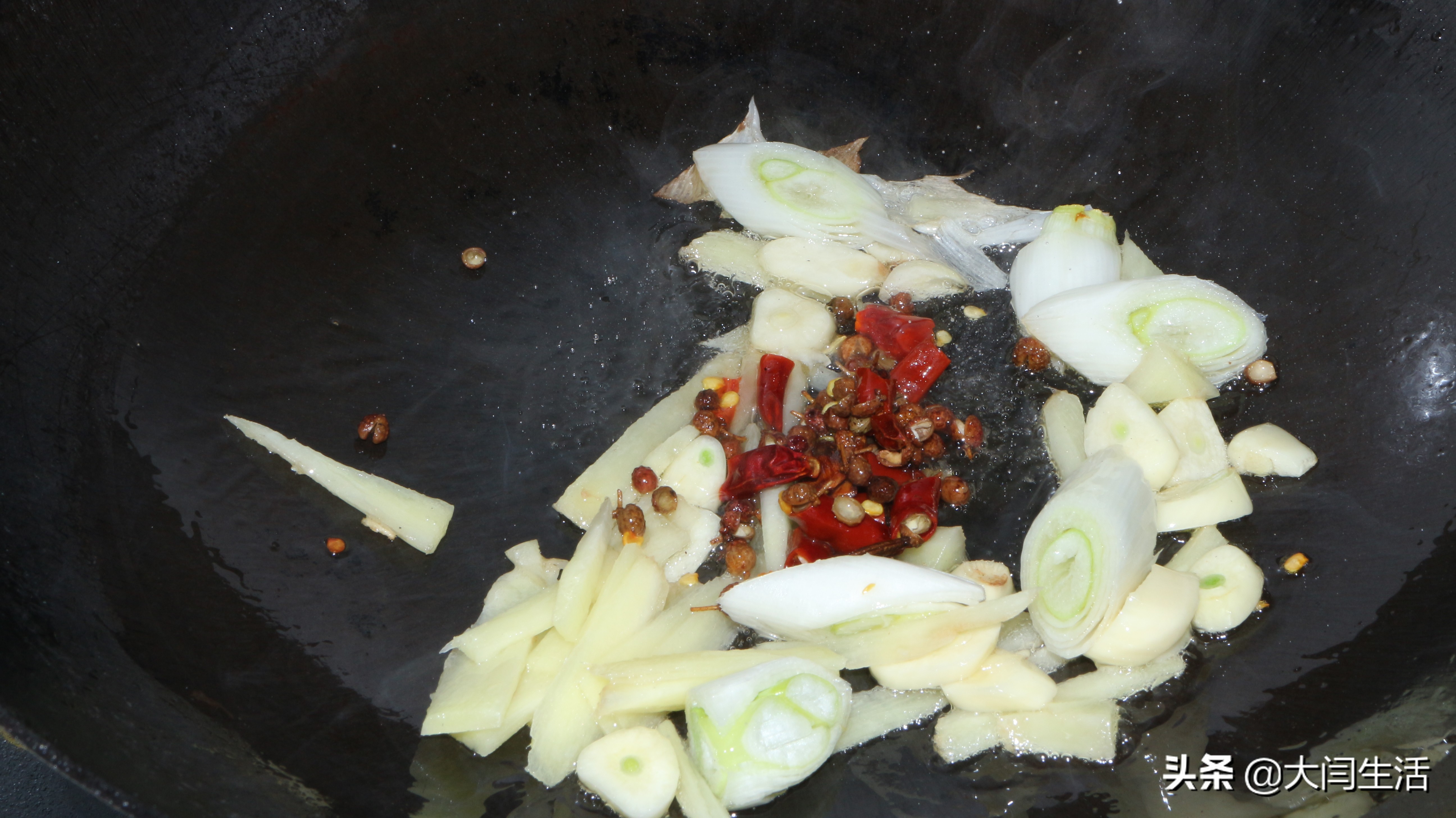 炒花蛤怎么吐沙干净,花蛤吐沙的正确做法