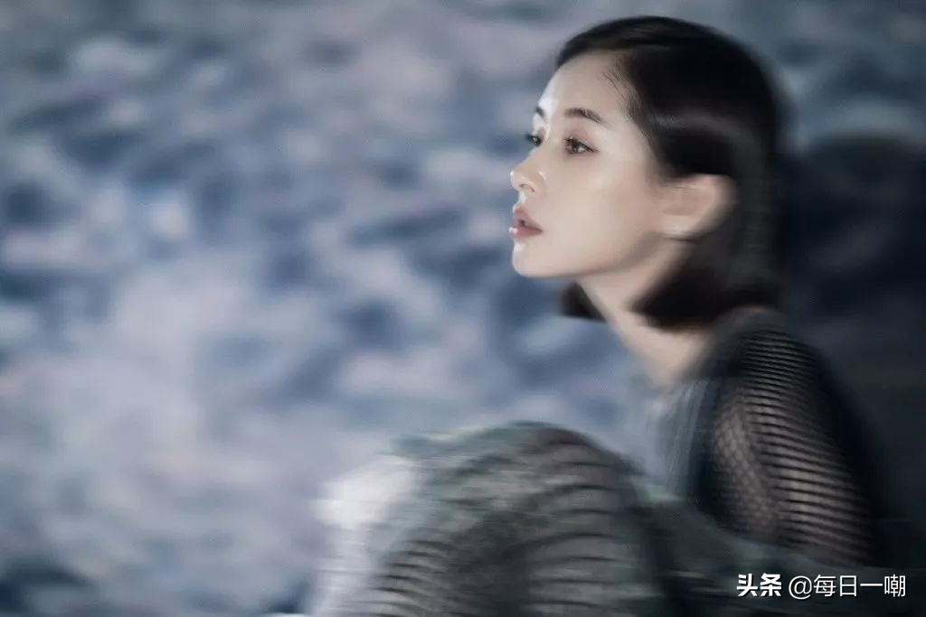 王子文高铁脚踩小桌,王子文道歉脚踩高铁桌板