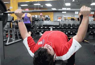 健身卧推肩膀受伤怎么恢复,卧推肩膀受限如何改善