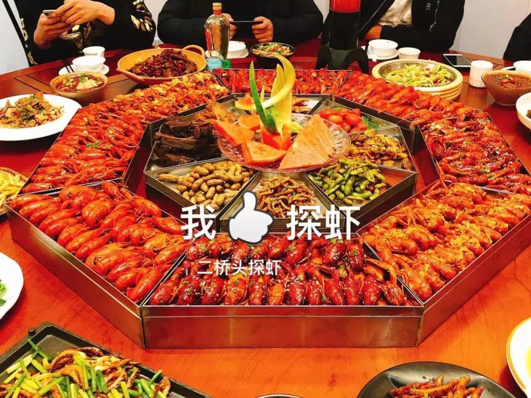 千人涌入二桥头狂欢！苦等365天，随州这个撸虾圣地一夜爆店！