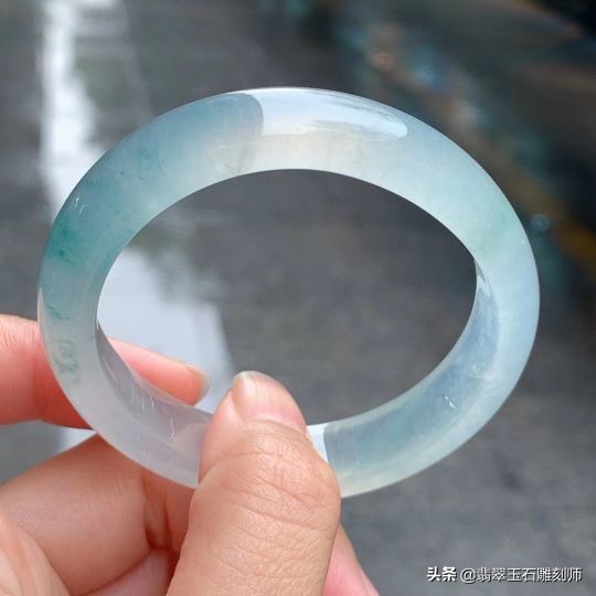 火车上认识的美女OL，我带她去中关村存放翡翠手镯，引发三角恋