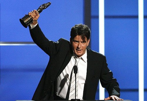 在好莱坞默默无闻的他,却凭借着美剧大火,曾亲承感染了艾滋病毒