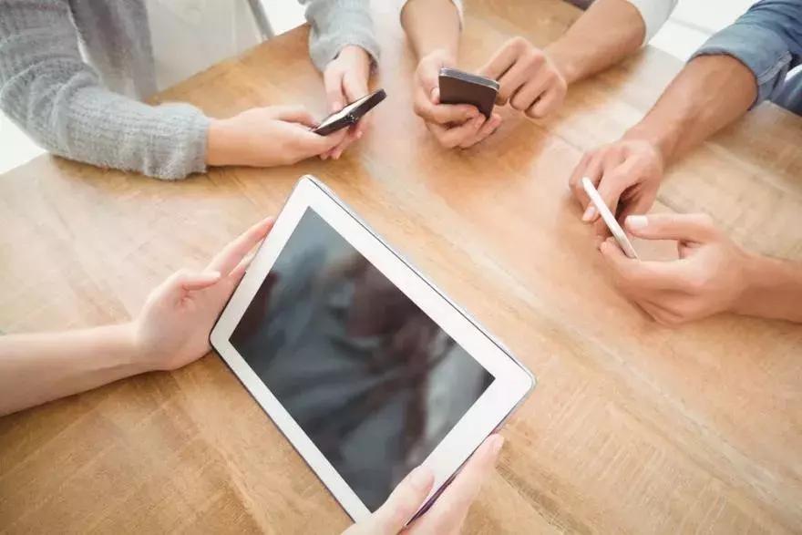 手机边玩边充电消耗什么电,手机边充电边玩费电池吗