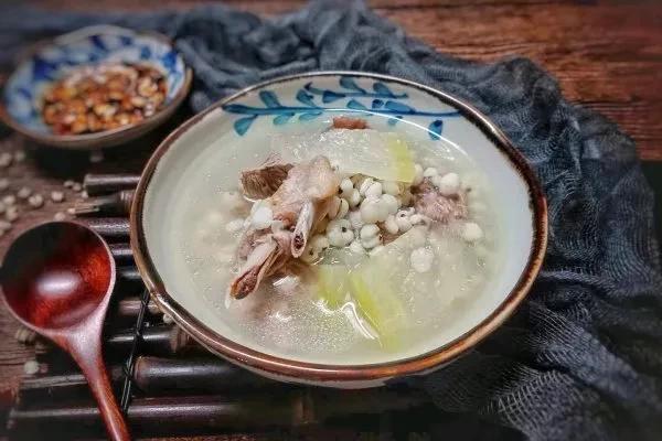 秋季养生鸭汤清燥润肺,鸭子煲什么健脾祛湿