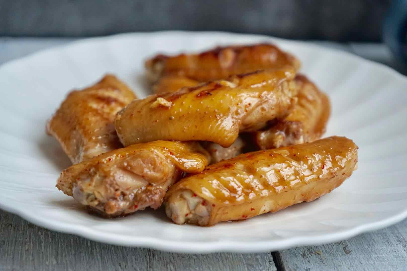 烤箱版鸡翅怎么做更好吃？多加一个料腌制，烤出来的鸡翅香软多汁