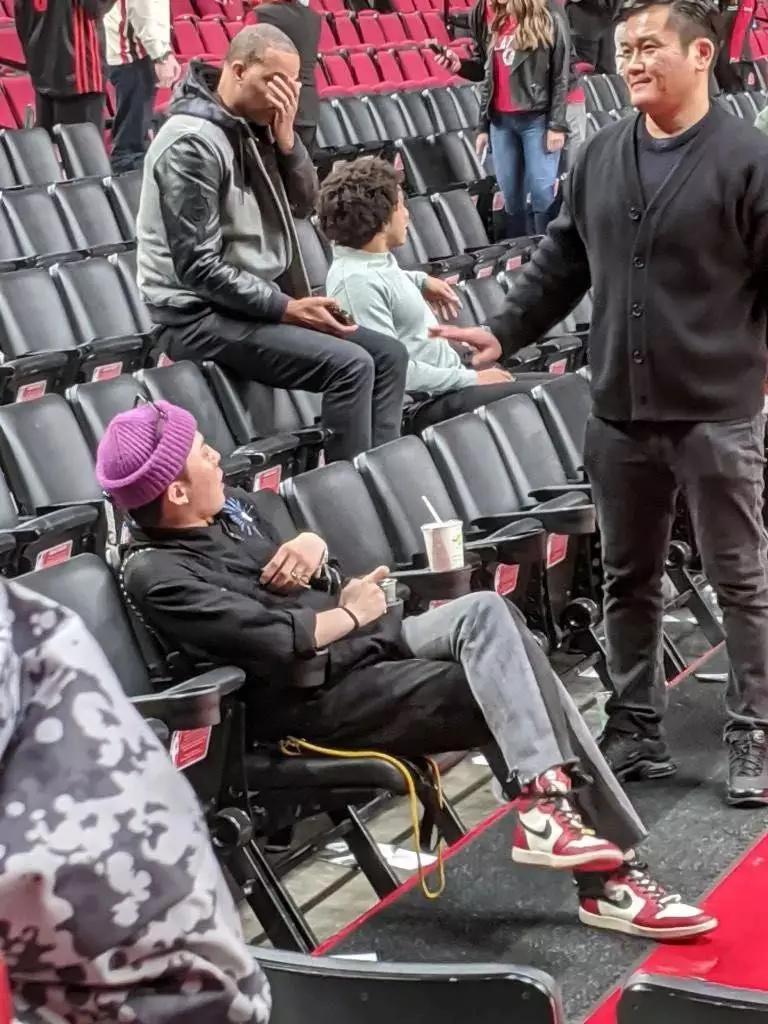 权志龙小雏菊反系鞋带绑法教学,权志龙反着系鞋带