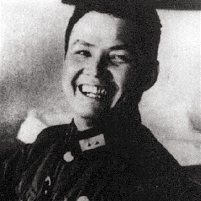 荣毅仁相伴70年的妻子，亲自为丈夫擦皮鞋，96去世与丈夫共葬