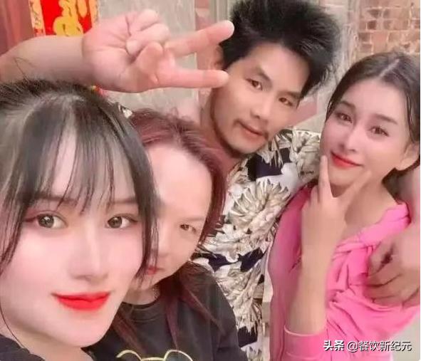 广西周某人开烧烤店，众多网红齐聚，网友：冬天开烧烤店一地鸡毛