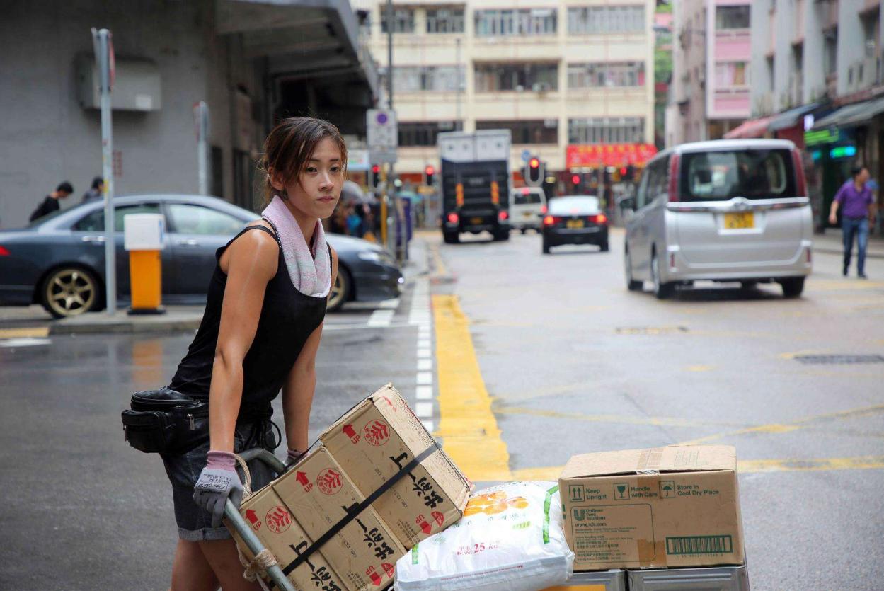香港最美搬运工如今怎么样了呢,香港最美搬运工被富二代看上后