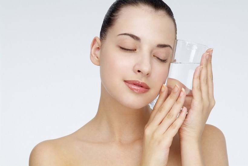 妹妹旁边长痘什么原因,18岁女生反复长痘痘要怎么治疗