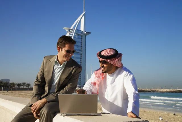 迪拜街头捡到一辆豪车,迪拜豪车坟场里的废弃豪车