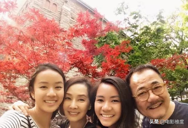 60岁“毛毛”感情一波三折，三婚嫁给区丁平，2个女儿颜值高