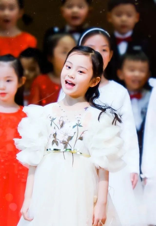 李小璐接甜馨放学大秀小蛮腰,李小璐带甜馨片段