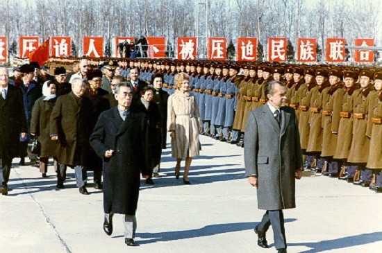 尼克松收到毛*东泽**12字墨宝，不解其意，50年众说纷纭，无人能解