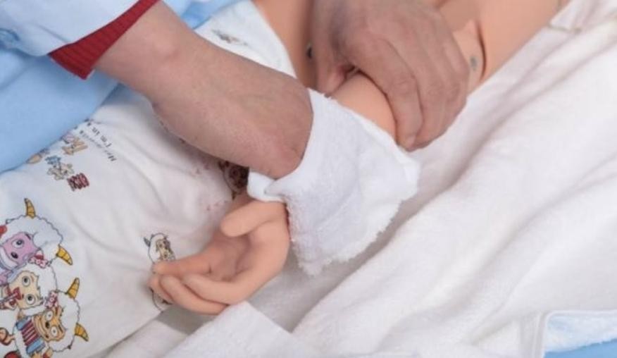 给居家卧床老人洗澡,给卧床的老人擦浴