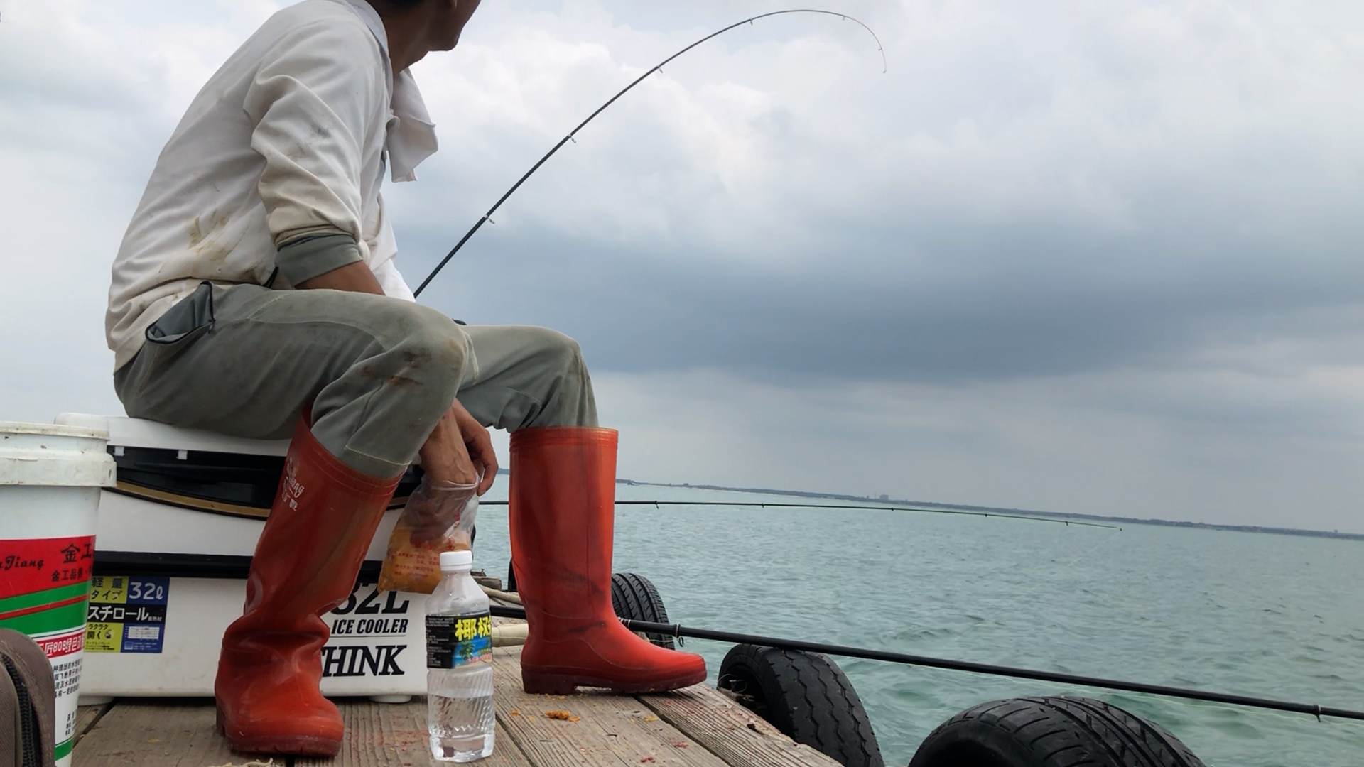 一个小伙钓鱼一年赚几十万,500块钱本钱钓鱼一个月能赚多少钱