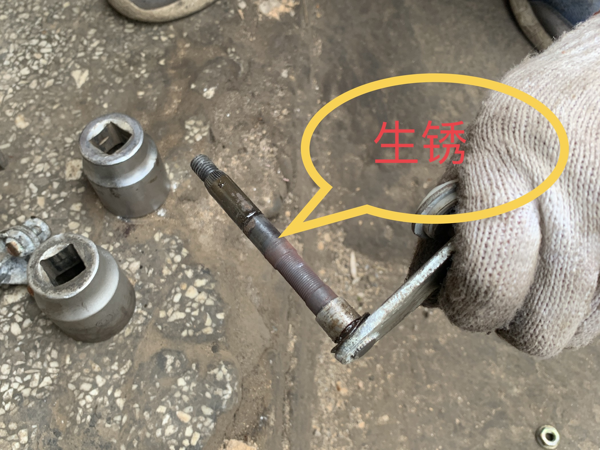 汽车雨刷器卡住了,雨刷臂压不住玻璃