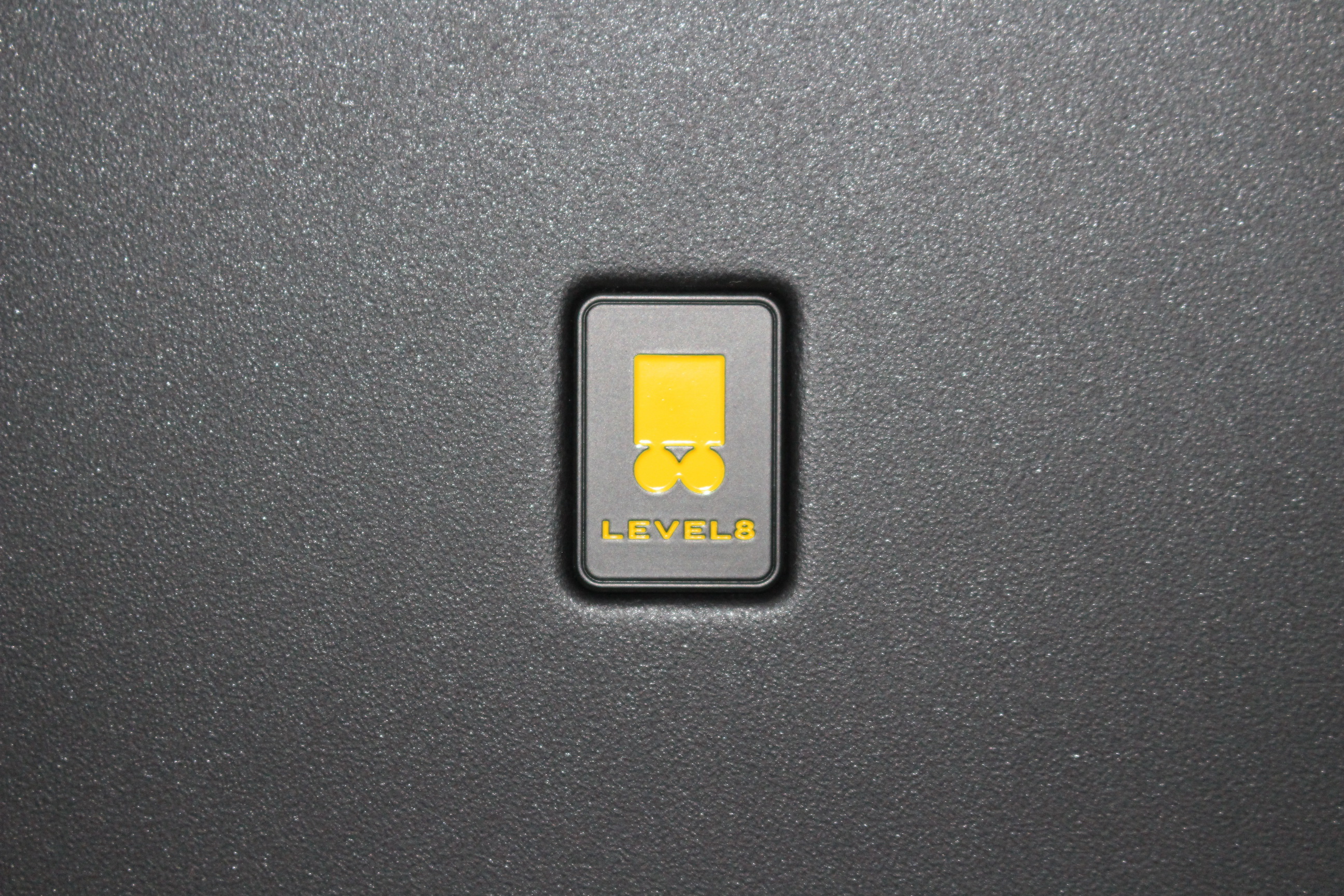 晒个锤子？LEVEL8旅行箱——男士商旅必备