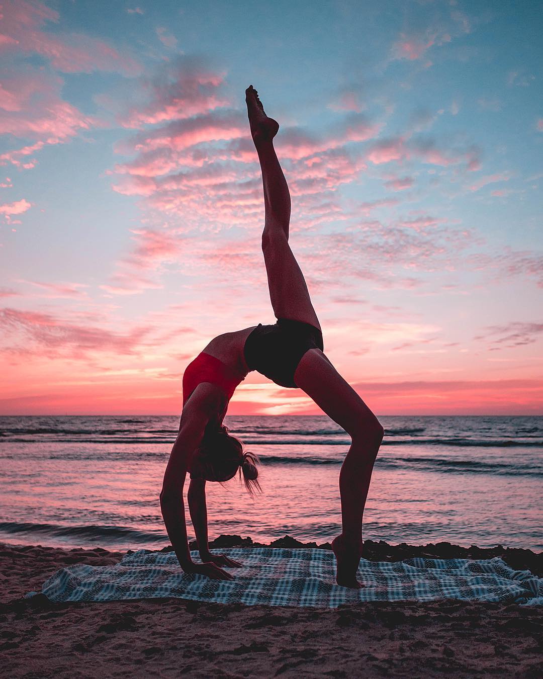 驼背练瑜伽有什么好处,纠正驼背瑜伽的锻炼方法