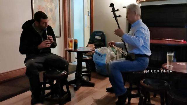 中国民乐奏响爱尔兰酒吧，老外听呆盛赞，纷纷热情款待博主