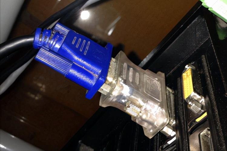 电脑开机显示器无信号键盘num不亮,电脑显示屏无信号是什么原因引起