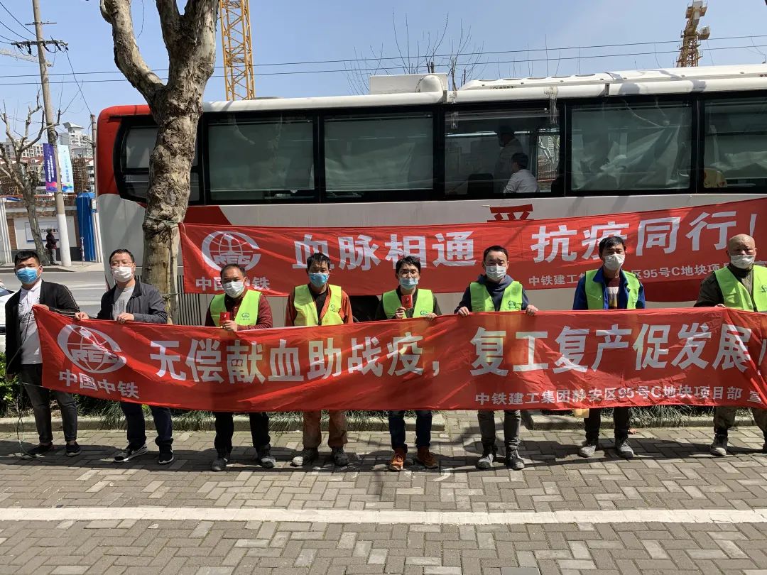 由*党**总支书记带头,他们为爱撸起袖子→