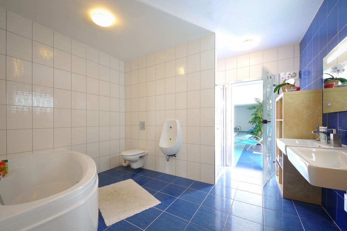 家里铺的瓷砖要一样吗,家里铺瓷砖还是地板漆好