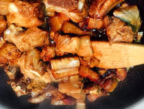 红烧排骨家常做法要焯水吗,红烧排骨的正确做法排骨要焯水不