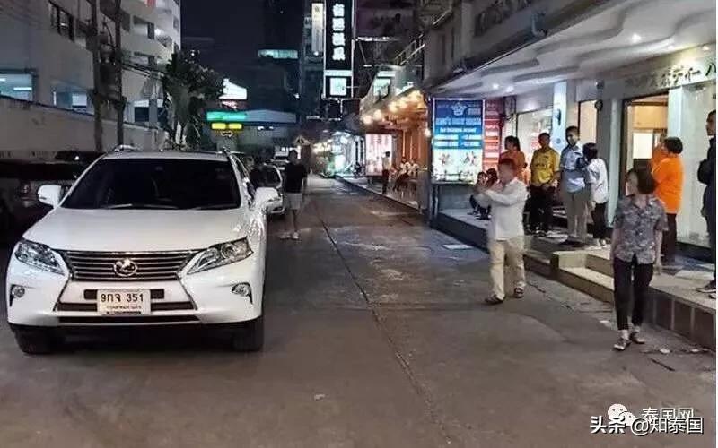 *弹子**警告!素拉切的车,在路边被枪手打成了马蜂窝……