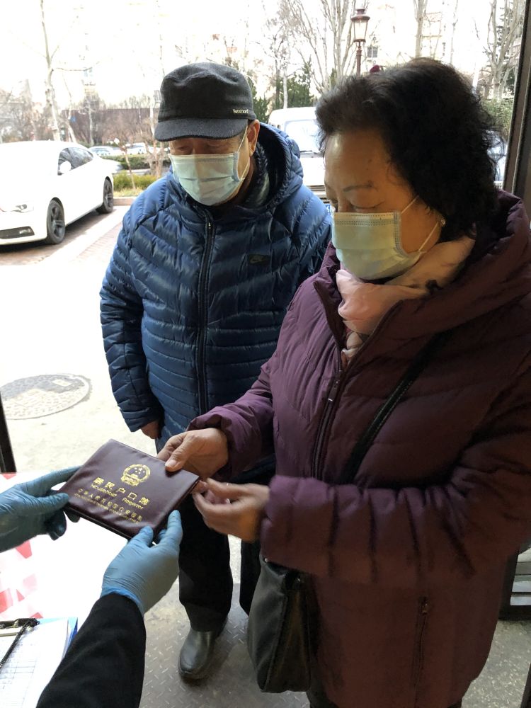 进店吃饭要亮结婚证、户口本！青岛这家饭店防疫操作真硬核