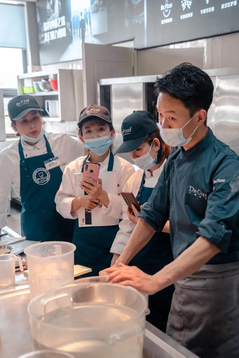 和面加了鸡蛋为什么面发硬,做披萨胚的面粘手正常吗