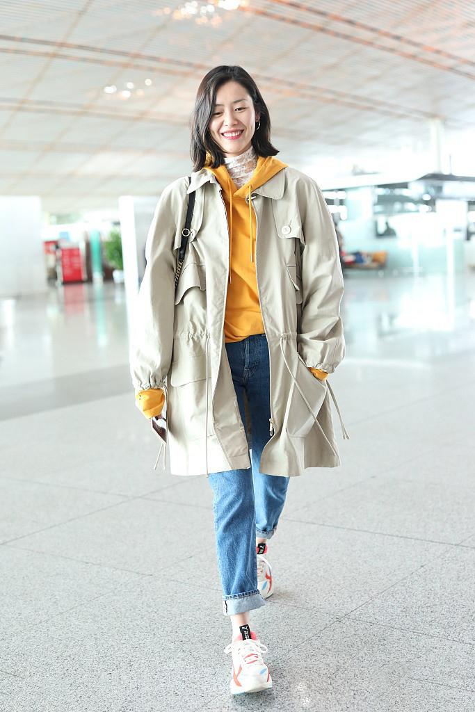 刘雯2021咖色卫衣,彪马黄色卫衣刘雯