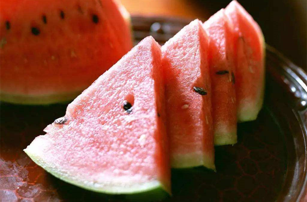 西瓜怎么吃生活小妙招,西瓜吃多了难受要吃什么