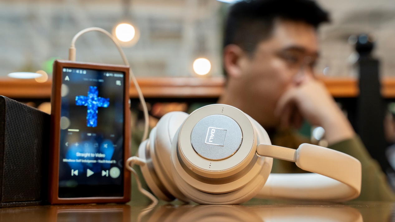 为什么说DALI头戴式耳机IO-6能有堪比影院级别的音质效果