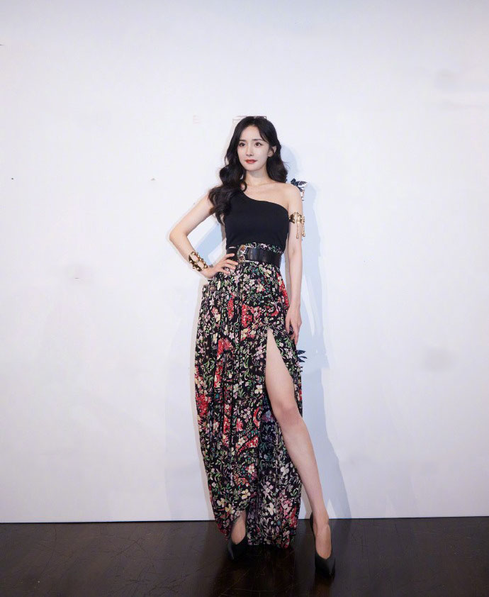 杨幂为了颜值有多拼命,杨幂是第一个拿运动鞋配礼服的人