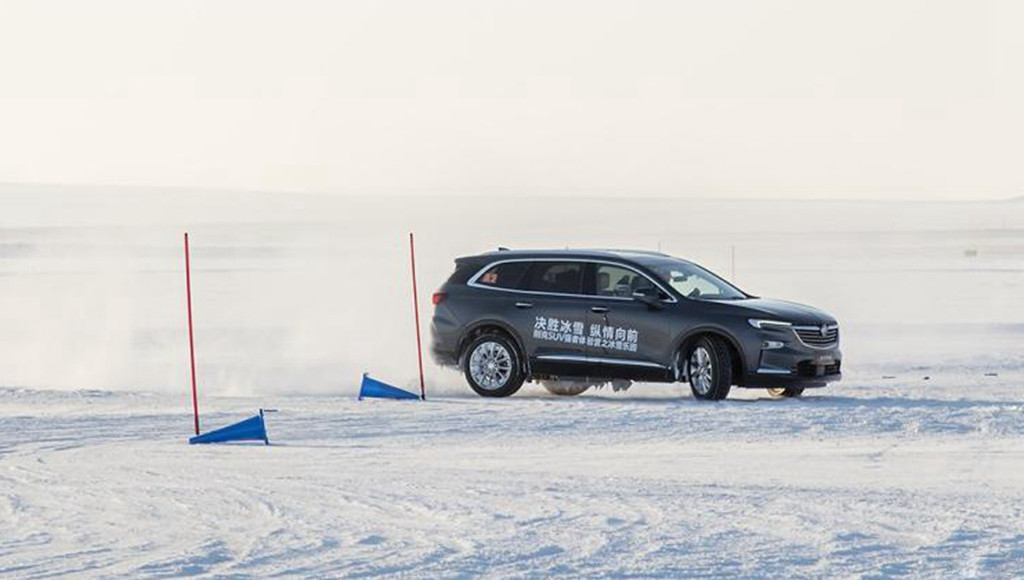 四驱车和雪地胎哪个更安全,四驱与雪地胎哪个更稳
