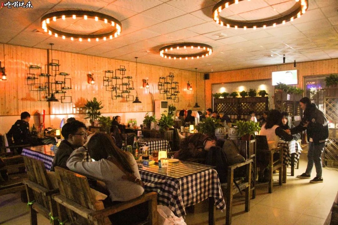 这家深藏在柳州磨滩路的扣子酒吧,扣子酒实在太好喝了