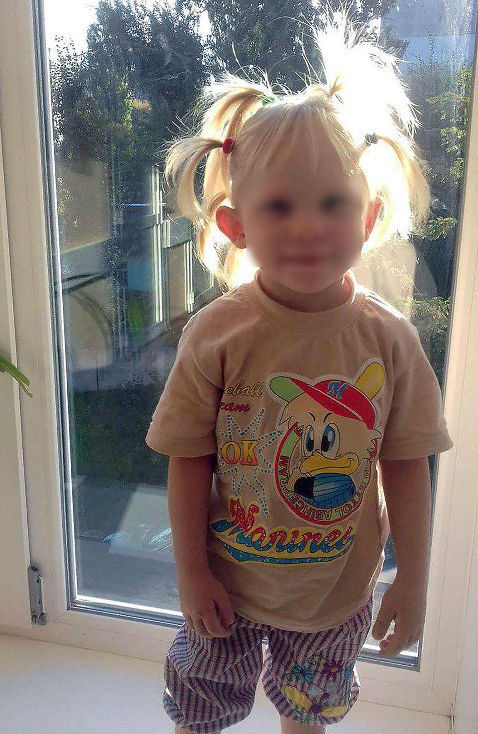 俄罗斯女孩出生时无肛门，医生一直误诊，她为此痛苦了三年